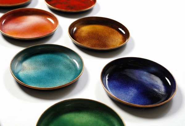 DE POLI PAOLO (1905 - 1996) : Lotto composto da nove sottopiatti, tre sottobottiglia, nove piatti pane, diciotto sottobicchieri e nove portaburro, Padova  - Asta Asta 516 | DESIGN E ARTI DECORATIVE DEL NOVECENTO Online - Associazione Nazionale - Case d'Asta italiane