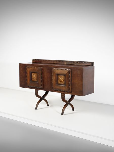 MANIFATTURA ITALIANA : Controbuffet a due ante decorate con altorilievi raffiguranti un fanciullo con ariete  - Asta Asta 516 | DESIGN E ARTI DECORATIVE DEL NOVECENTO Online - Associazione Nazionale - Case d'Asta italiane