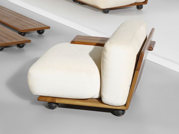 BELLINI MARIO (n. 1935) : Sei poltrone, due tavolini e coppia di poggiapiedi mod. Pianura per Cassina, Meda  - Asta Asta 516 | DESIGN E ARTI DECORATIVE DEL NOVECENTO Online - Associazione Nazionale - Case d'Asta italiane