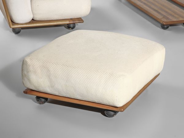 BELLINI MARIO (n. 1935) : Sei poltrone, due tavolini e coppia di poggiapiedi mod. Pianura per Cassina, Meda  - Asta Asta 516 | DESIGN E ARTI DECORATIVE DEL NOVECENTO Online - Associazione Nazionale - Case d'Asta italiane