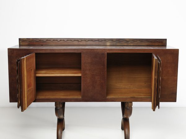 MANIFATTURA ITALIANA : Controbuffet a due ante decorate con altorilievi raffiguranti un fanciullo con ariete  - Asta Asta 516 | DESIGN E ARTI DECORATIVE DEL NOVECENTO Online - Associazione Nazionale - Case d'Asta italiane