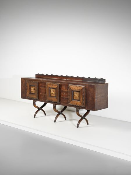 MANIFATTURA ITALIANA : Buffet a sei cassettini, due stipi e vano bar centrale con apertura a ribalta decorati con altorilievi raffiguranti un fanciullo con ariete  - Asta Asta 516 | DESIGN E ARTI DECORATIVE DEL NOVECENTO Online - Associazione Nazionale - Case d'Asta italiane