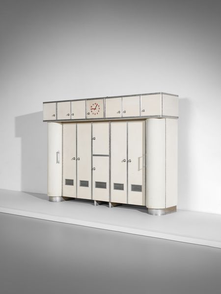 LATIS GUSTAVO (1920-2016) & VITO (1912-1996) : Grande credenza da cucina con parte inferiore a otto stipi dei quali i laterali di forma semicircolare con fronte grissinato. parte superiore a sette ante con orologio nella vano centrale  - Asta Asta 516 | DESIGN E ARTI DECORATIVE DEL NOVECENTO Online - Associazione Nazionale - Case d'Asta italiane