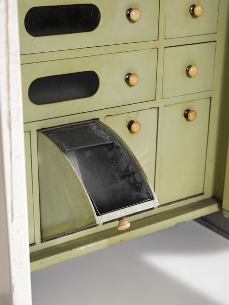 LATIS GUSTAVO (1920-2016) & VITO (1912-1996) : Grande credenza da cucina con parte inferiore a otto stipi dei quali i laterali di forma semicircolare con fronte grissinato. parte superiore a sette ante con orologio nella vano centrale  - Asta Asta 516 | DESIGN E ARTI DECORATIVE DEL NOVECENTO Online - Associazione Nazionale - Case d'Asta italiane