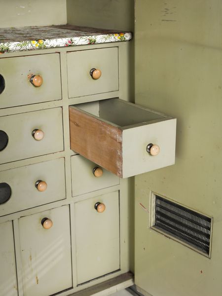 LATIS GUSTAVO (1920-2016) & VITO (1912-1996) : Grande credenza da cucina con parte inferiore a otto stipi dei quali i laterali di forma semicircolare con fronte grissinato. parte superiore a sette ante con orologio nella vano centrale  - Asta Asta 516 | DESIGN E ARTI DECORATIVE DEL NOVECENTO Online - Associazione Nazionale - Case d'Asta italiane
