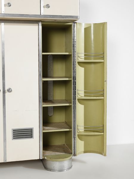 LATIS GUSTAVO (1920-2016) & VITO (1912-1996) : Grande credenza da cucina con parte inferiore a otto stipi dei quali i laterali di forma semicircolare con fronte grissinato. parte superiore a sette ante con orologio nella vano centrale  - Asta Asta 516 | DESIGN E ARTI DECORATIVE DEL NOVECENTO Online - Associazione Nazionale - Case d'Asta italiane