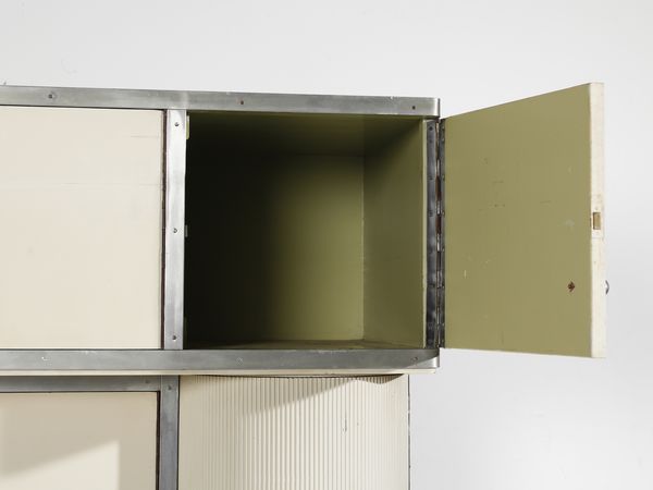 LATIS GUSTAVO (1920-2016) & VITO (1912-1996) : Grande credenza da cucina con parte inferiore a otto stipi dei quali i laterali di forma semicircolare con fronte grissinato. parte superiore a sette ante con orologio nella vano centrale  - Asta Asta 516 | DESIGN E ARTI DECORATIVE DEL NOVECENTO Online - Associazione Nazionale - Case d'Asta italiane