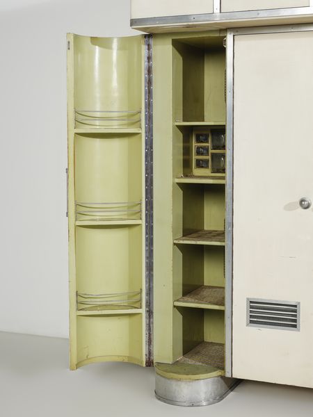 LATIS GUSTAVO (1920-2016) & VITO (1912-1996) : Grande credenza da cucina con parte inferiore a otto stipi dei quali i laterali di forma semicircolare con fronte grissinato. parte superiore a sette ante con orologio nella vano centrale  - Asta Asta 516 | DESIGN E ARTI DECORATIVE DEL NOVECENTO Online - Associazione Nazionale - Case d'Asta italiane