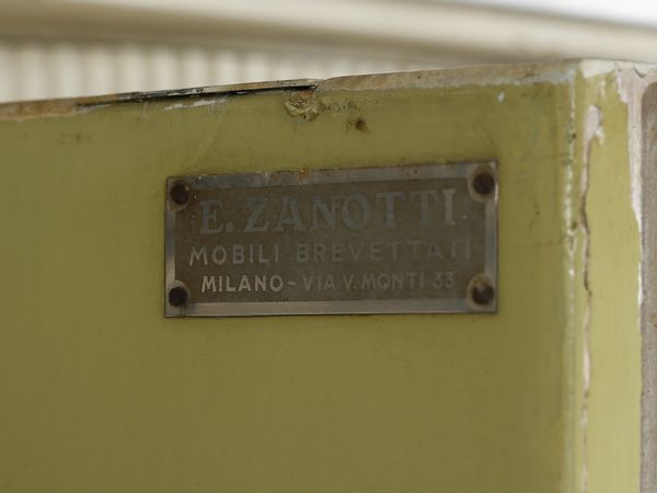 LATIS GUSTAVO (1920-2016) & VITO (1912-1996) : Grande credenza da cucina con parte inferiore a otto stipi dei quali i laterali di forma semicircolare con fronte grissinato. parte superiore a sette ante con orologio nella vano centrale  - Asta Asta 516 | DESIGN E ARTI DECORATIVE DEL NOVECENTO Online - Associazione Nazionale - Case d'Asta italiane