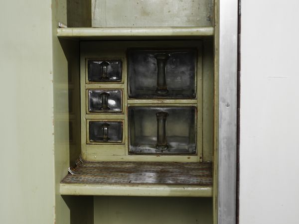 LATIS GUSTAVO (1920-2016) & VITO (1912-1996) : Grande credenza da cucina con parte inferiore a otto stipi dei quali i laterali di forma semicircolare con fronte grissinato. parte superiore a sette ante con orologio nella vano centrale  - Asta Asta 516 | DESIGN E ARTI DECORATIVE DEL NOVECENTO Online - Associazione Nazionale - Case d'Asta italiane