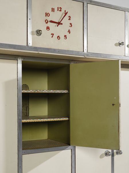 LATIS GUSTAVO (1920-2016) & VITO (1912-1996) : Grande credenza da cucina con parte inferiore a otto stipi dei quali i laterali di forma semicircolare con fronte grissinato. parte superiore a sette ante con orologio nella vano centrale  - Asta Asta 516 | DESIGN E ARTI DECORATIVE DEL NOVECENTO Online - Associazione Nazionale - Case d'Asta italiane