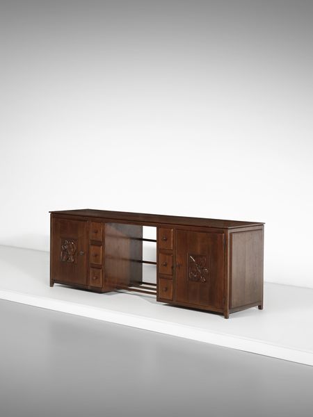 MANIFATTURA FIORENTINA : Grande scrivania con due corpi laterali a cassettini e stipo celante cassetti e decorato con motivo floreale intagliato  - Asta Asta 516 | DESIGN E ARTI DECORATIVE DEL NOVECENTO Online - Associazione Nazionale - Case d'Asta italiane