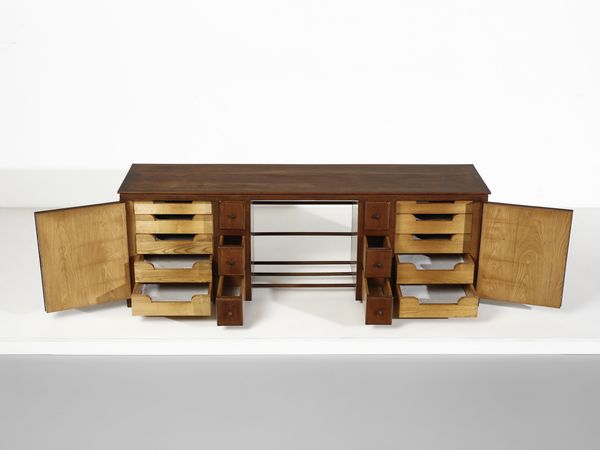 MANIFATTURA FIORENTINA : Grande scrivania con due corpi laterali a cassettini e stipo celante cassetti e decorato con motivo floreale intagliato  - Asta Asta 516 | DESIGN E ARTI DECORATIVE DEL NOVECENTO Online - Associazione Nazionale - Case d'Asta italiane