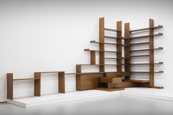 MANIFATTURA ITALIANA : Grande libreria angolare con ripiani, stipi e cassetti  - Asta Asta 516 | DESIGN E ARTI DECORATIVE DEL NOVECENTO Online - Associazione Nazionale - Case d'Asta italiane