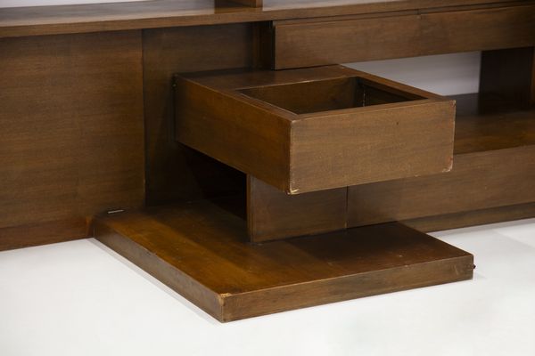 MANIFATTURA ITALIANA : Grande libreria angolare con ripiani, stipi e cassetti  - Asta Asta 516 | DESIGN E ARTI DECORATIVE DEL NOVECENTO Online - Associazione Nazionale - Case d'Asta italiane