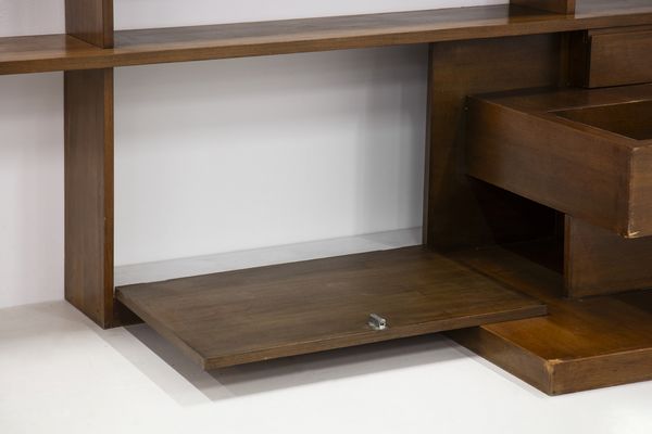 MANIFATTURA ITALIANA : Grande libreria angolare con ripiani, stipi e cassetti  - Asta Asta 516 | DESIGN E ARTI DECORATIVE DEL NOVECENTO Online - Associazione Nazionale - Case d'Asta italiane