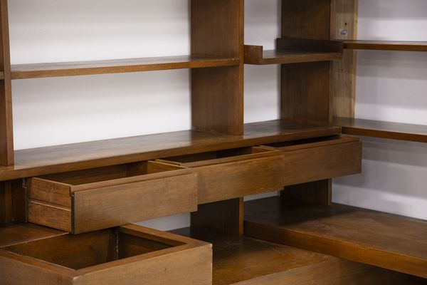 MANIFATTURA ITALIANA : Grande libreria angolare con ripiani, stipi e cassetti  - Asta Asta 516 | DESIGN E ARTI DECORATIVE DEL NOVECENTO Online - Associazione Nazionale - Case d'Asta italiane