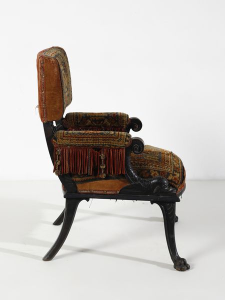 MANIFATTURA INGLESE : Poltrona ecclettica di ispirazione ottomana con braccioli e gambe zoomorfe  - Asta Asta 516 | DESIGN E ARTI DECORATIVE DEL NOVECENTO Online - Associazione Nazionale - Case d'Asta italiane