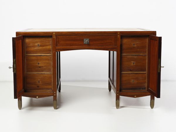 ZEN PIERO (1879 - 1950) : Scrivania Liberty decorata con intarsi a due stipi laterali celanti cassetti e cassetto centrale  - Asta Asta 516 | DESIGN E ARTI DECORATIVE DEL NOVECENTO Online - Associazione Nazionale - Case d'Asta italiane