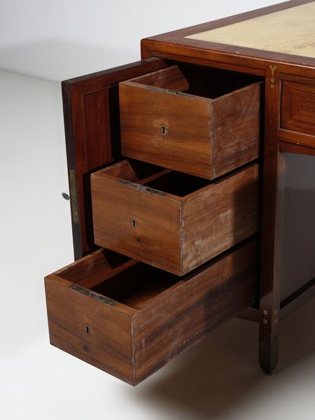 ZEN PIERO (1879 - 1950) : Scrivania Liberty decorata con intarsi a due stipi laterali celanti cassetti e cassetto centrale  - Asta Asta 516 | DESIGN E ARTI DECORATIVE DEL NOVECENTO Online - Associazione Nazionale - Case d'Asta italiane