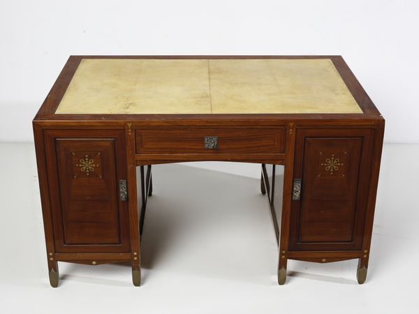 ZEN PIERO (1879 - 1950) : Scrivania Liberty decorata con intarsi a due stipi laterali celanti cassetti e cassetto centrale  - Asta Asta 516 | DESIGN E ARTI DECORATIVE DEL NOVECENTO Online - Associazione Nazionale - Case d'Asta italiane