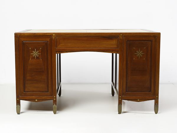 ZEN PIERO (1879 - 1950) : Scrivania Liberty decorata con intarsi a due stipi laterali celanti cassetti e cassetto centrale  - Asta Asta 516 | DESIGN E ARTI DECORATIVE DEL NOVECENTO Online - Associazione Nazionale - Case d'Asta italiane