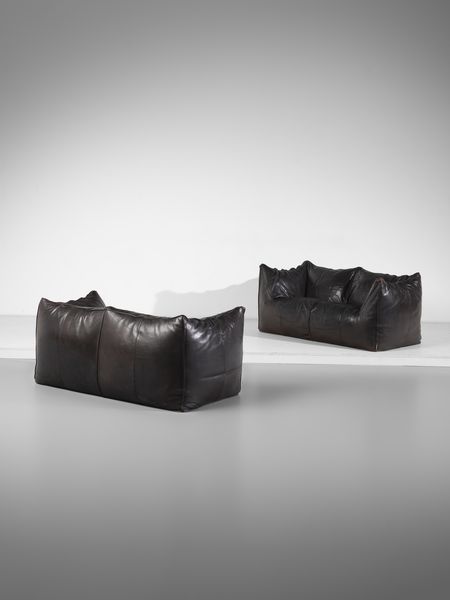 BELLINI MARIO (n. 1935) : Coppia di divani a due posti mod. Le Bambole per B&B Italia  - Asta Asta 516 | DESIGN E ARTI DECORATIVE DEL NOVECENTO Online - Associazione Nazionale - Case d'Asta italiane