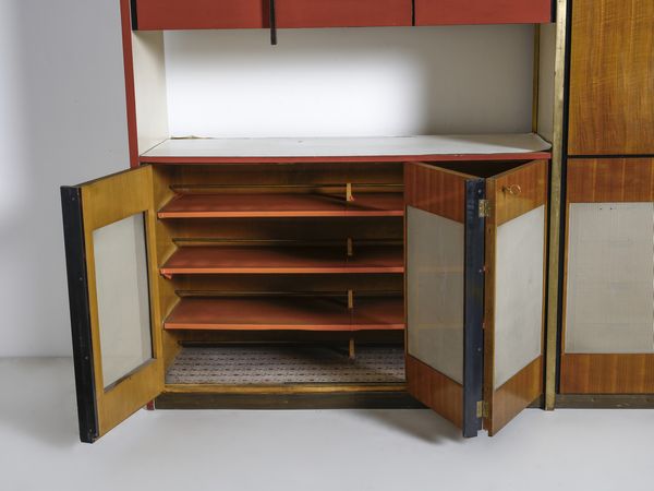 GRASSI LILIANA (1923 - 1985) : Mobile ad incasso su disegno a due campate con ripiano a giorno, stipi, guardaroba, esecuzione Serafino Arrighi, Cant  - Asta Asta 516 | DESIGN E ARTI DECORATIVE DEL NOVECENTO Online - Associazione Nazionale - Case d'Asta italiane