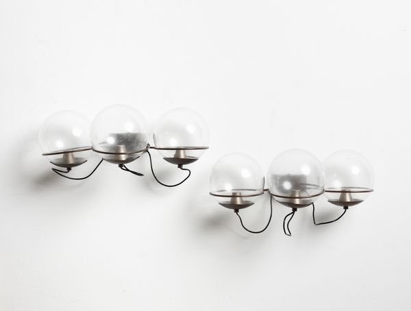 CANDLE : Coppia di lampade da parete a tre luci, Italia  - Asta Asta 516 | DESIGN E ARTI DECORATIVE DEL NOVECENTO Online - Associazione Nazionale - Case d'Asta italiane