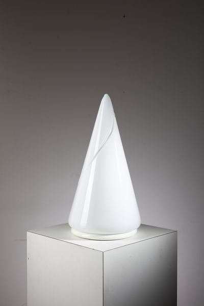 DE MAJO : Lampada da tavolo di forma conica  - Asta Asta 516 | DESIGN E ARTI DECORATIVE DEL NOVECENTO Online - Associazione Nazionale - Case d'Asta italiane