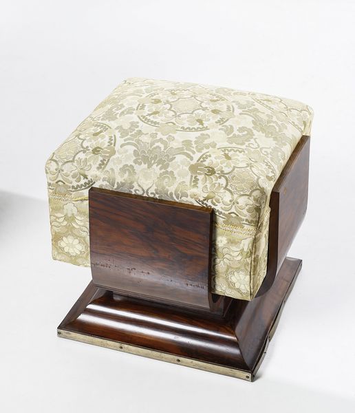 ATELIER BORSANI : attribuito. Coppia di poltrone e un poggiapiedi dco, Varedo  - Asta Asta 516 | DESIGN E ARTI DECORATIVE DEL NOVECENTO Online - Associazione Nazionale - Case d'Asta italiane