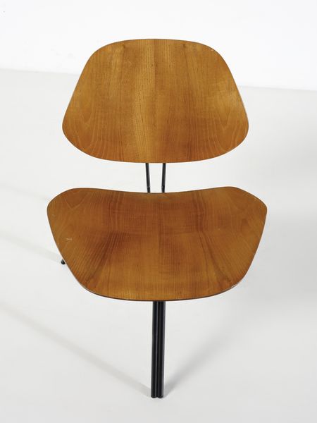 BORSANI OSVALDO (1911 - 1985) : Sedia a tre gambe mod. P31 per Tecno, Varedo  - Asta Asta 516 | DESIGN E ARTI DECORATIVE DEL NOVECENTO Online - Associazione Nazionale - Case d'Asta italiane