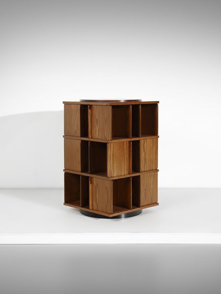 FRATTINI GIANFRANCO (1926 - 2004) : Libreria da centro girevole con ripiani posizionabili mod. 823 per Bernini, Ceriano Laghetto  - Asta Asta 516 | DESIGN E ARTI DECORATIVE DEL NOVECENTO Online - Associazione Nazionale - Case d'Asta italiane