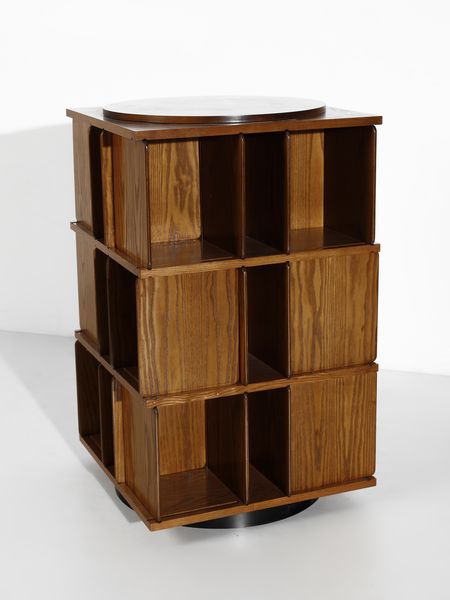 FRATTINI GIANFRANCO (1926 - 2004) : Libreria da centro girevole con ripiani posizionabili mod. 823 per Bernini, Ceriano Laghetto  - Asta Asta 516 | DESIGN E ARTI DECORATIVE DEL NOVECENTO Online - Associazione Nazionale - Case d'Asta italiane