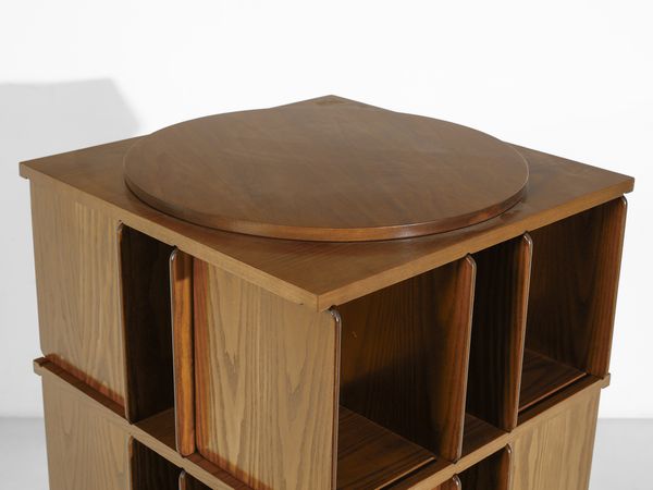 FRATTINI GIANFRANCO (1926 - 2004) : Libreria da centro girevole con ripiani posizionabili mod. 823 per Bernini, Ceriano Laghetto  - Asta Asta 516 | DESIGN E ARTI DECORATIVE DEL NOVECENTO Online - Associazione Nazionale - Case d'Asta italiane
