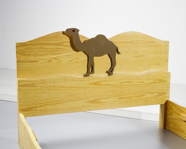 DE POLI FABIO (n. 1947) : Letto matrimoniale Camel per Giovannetti, Pistoia  - Asta Asta 516 | DESIGN E ARTI DECORATIVE DEL NOVECENTO Online - Associazione Nazionale - Case d'Asta italiane