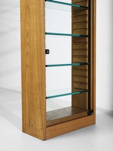 RIVADOSSI GIUSEPPE (n. 1935) : Lotto composto da una libreria a due ante con vetrinetta a cinque ripiani mobili e un mobile espositore da centro a sei ripiani mobili per Officina Rivadossi, Nave  - Asta Asta 516 | DESIGN E ARTI DECORATIVE DEL NOVECENTO Online - Associazione Nazionale - Case d'Asta italiane