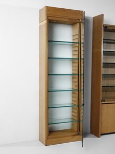 RIVADOSSI GIUSEPPE (n. 1935) : Lotto composto da una libreria a due ante con vetrinetta a cinque ripiani mobili e un mobile espositore da centro a sei ripiani mobili per Officina Rivadossi, Nave  - Asta Asta 516 | DESIGN E ARTI DECORATIVE DEL NOVECENTO Online - Associazione Nazionale - Case d'Asta italiane