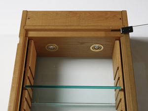 RIVADOSSI GIUSEPPE (n. 1935) : Lotto composto da una libreria a due ante con vetrinetta a cinque ripiani mobili e un mobile espositore da centro a sei ripiani mobili per Officina Rivadossi, Nave  - Asta Asta 516 | DESIGN E ARTI DECORATIVE DEL NOVECENTO Online - Associazione Nazionale - Case d'Asta italiane