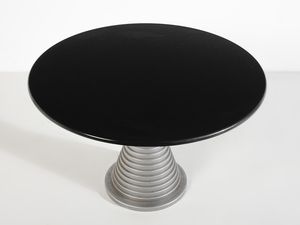 MANIFATTURA ITALIANA : Tavolo con piano circolare e base a clessidra ad anelli concentrici  - Asta Asta 516 | DESIGN E ARTI DECORATIVE DEL NOVECENTO Online - Associazione Nazionale - Case d'Asta italiane