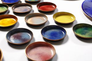 DE POLI PAOLO (1905 - 1996) : Lotto composto da nove sottopiatti, tre sottobottiglia, nove piatti pane, diciotto sottobicchieri e nove portaburro, Padova  - Asta Asta 516 | DESIGN E ARTI DECORATIVE DEL NOVECENTO Online - Associazione Nazionale - Case d'Asta italiane