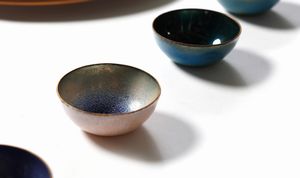 DE POLI PAOLO (1905 - 1996) : Lotto composto da nove sottopiatti, tre sottobottiglia, nove piatti pane, diciotto sottobicchieri e nove portaburro, Padova  - Asta Asta 516 | DESIGN E ARTI DECORATIVE DEL NOVECENTO Online - Associazione Nazionale - Case d'Asta italiane