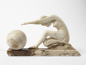 MANIFATTURA FRANCESE - Lampada scultura raffigurante nudo femminile proteso verso un globo