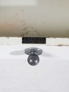 LATIS GUSTAVO (1920-2016) & VITO (1912-1996) : Tavolo da cucina attrezzato con prolunga, asse da lavoro, taglieri, mattarello e trisa  - Asta Asta 516 | DESIGN E ARTI DECORATIVE DEL NOVECENTO Online - Associazione Nazionale - Case d'Asta italiane