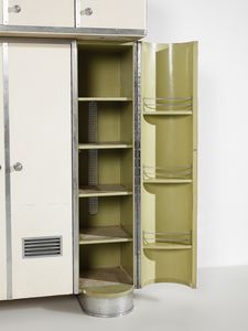 LATIS GUSTAVO (1920-2016) & VITO (1912-1996) : Grande credenza da cucina con parte inferiore a otto stipi dei quali i laterali di forma semicircolare con fronte grissinato. parte superiore a sette ante con orologio nella vano centrale  - Asta Asta 516 | DESIGN E ARTI DECORATIVE DEL NOVECENTO Online - Associazione Nazionale - Case d'Asta italiane