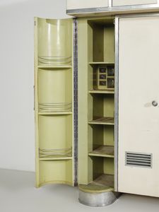 LATIS GUSTAVO (1920-2016) & VITO (1912-1996) : Grande credenza da cucina con parte inferiore a otto stipi dei quali i laterali di forma semicircolare con fronte grissinato. parte superiore a sette ante con orologio nella vano centrale  - Asta Asta 516 | DESIGN E ARTI DECORATIVE DEL NOVECENTO Online - Associazione Nazionale - Case d'Asta italiane