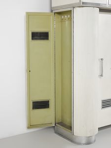 LATIS GUSTAVO (1920-2016) & VITO (1912-1996) : Grande credenza da cucina con parte inferiore a otto stipi dei quali i laterali di forma semicircolare con fronte grissinato. parte superiore a sette ante con orologio nella vano centrale  - Asta Asta 516 | DESIGN E ARTI DECORATIVE DEL NOVECENTO Online - Associazione Nazionale - Case d'Asta italiane