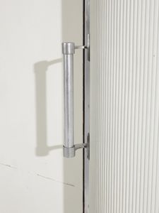 LATIS GUSTAVO (1920-2016) & VITO (1912-1996) : Grande credenza da cucina con parte inferiore a otto stipi dei quali i laterali di forma semicircolare con fronte grissinato. parte superiore a sette ante con orologio nella vano centrale  - Asta Asta 516 | DESIGN E ARTI DECORATIVE DEL NOVECENTO Online - Associazione Nazionale - Case d'Asta italiane