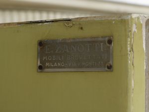 LATIS GUSTAVO (1920-2016) & VITO (1912-1996) : Grande credenza da cucina con parte inferiore a otto stipi dei quali i laterali di forma semicircolare con fronte grissinato. parte superiore a sette ante con orologio nella vano centrale  - Asta Asta 516 | DESIGN E ARTI DECORATIVE DEL NOVECENTO Online - Associazione Nazionale - Case d'Asta italiane