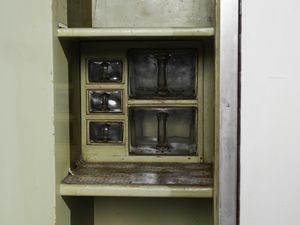 LATIS GUSTAVO (1920-2016) & VITO (1912-1996) : Grande credenza da cucina con parte inferiore a otto stipi dei quali i laterali di forma semicircolare con fronte grissinato. parte superiore a sette ante con orologio nella vano centrale  - Asta Asta 516 | DESIGN E ARTI DECORATIVE DEL NOVECENTO Online - Associazione Nazionale - Case d'Asta italiane